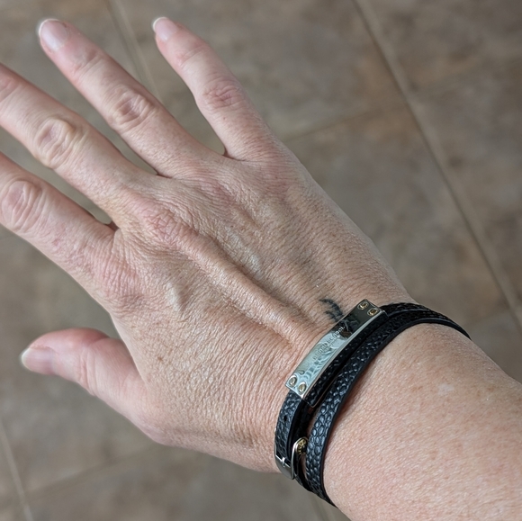 Henri Bendel NY Leather Buckle Bracelet EUC - Picture 7 of 7